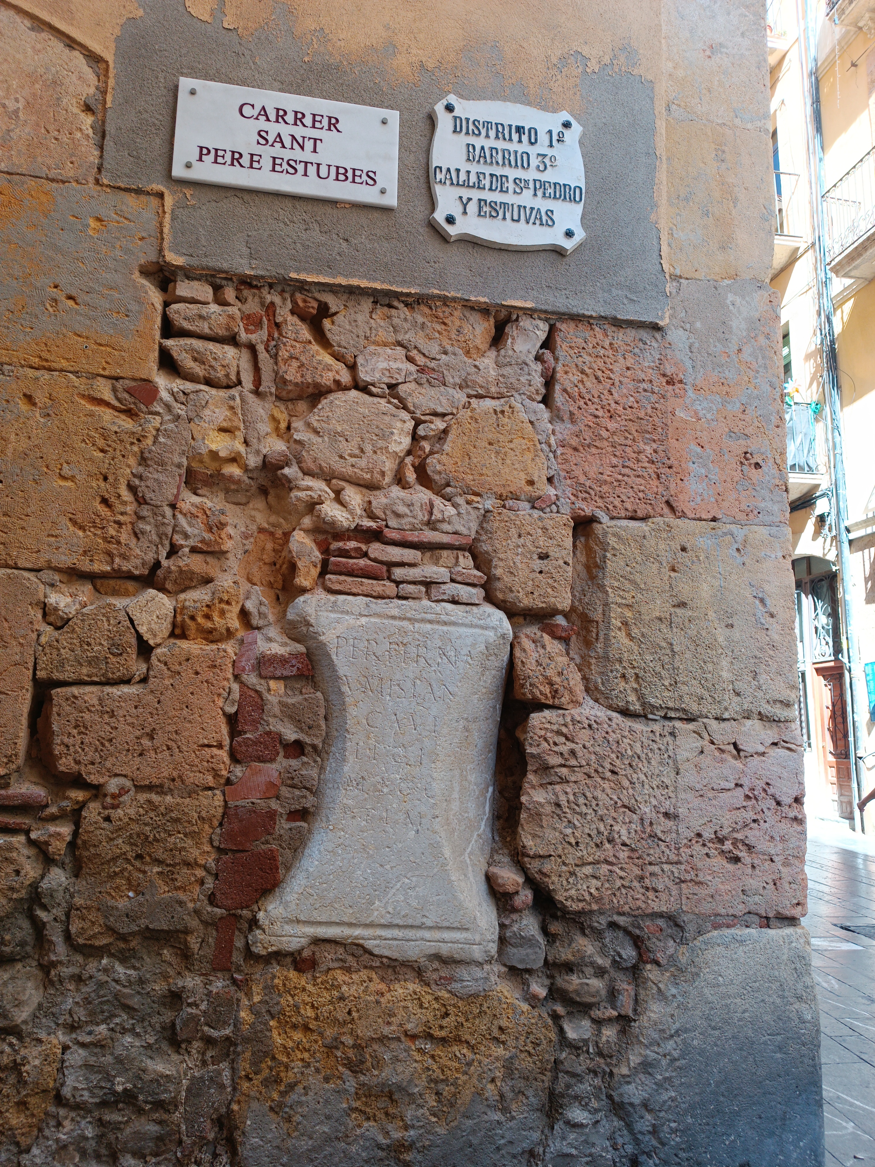 Restos romanos usados para levantar los edificios